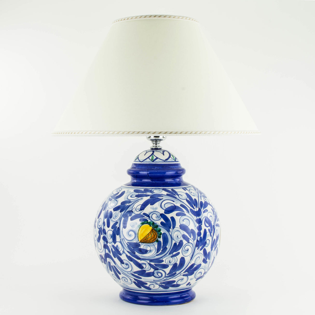 Lume in ceramica di Caltagirone blu decorato a mano H cm 21, lampada da tavolo ceramica siciliana