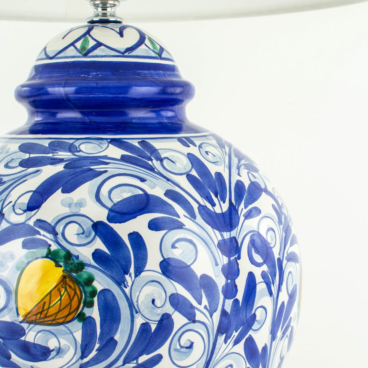 Lume in ceramica di Caltagirone blu decorato a mano H cm 21, lampada da tavolo ceramica siciliana